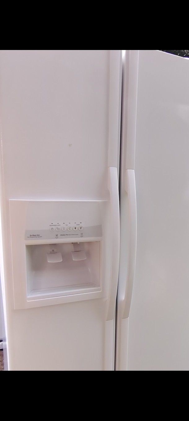 CAN DELIVER FOR $25 EXCELLENT WORKING WHIRLPOOL SIDE BY SIDE REFRIGERATOR WITH WATER AND ICE IN THE DOOR