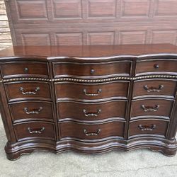 Flexsteel Wynwood Furniture 12-Drawer Dresser