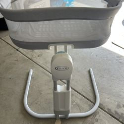 Graco Dream More Deluxe Bedside Bassinet with Calming Motion - Skyler