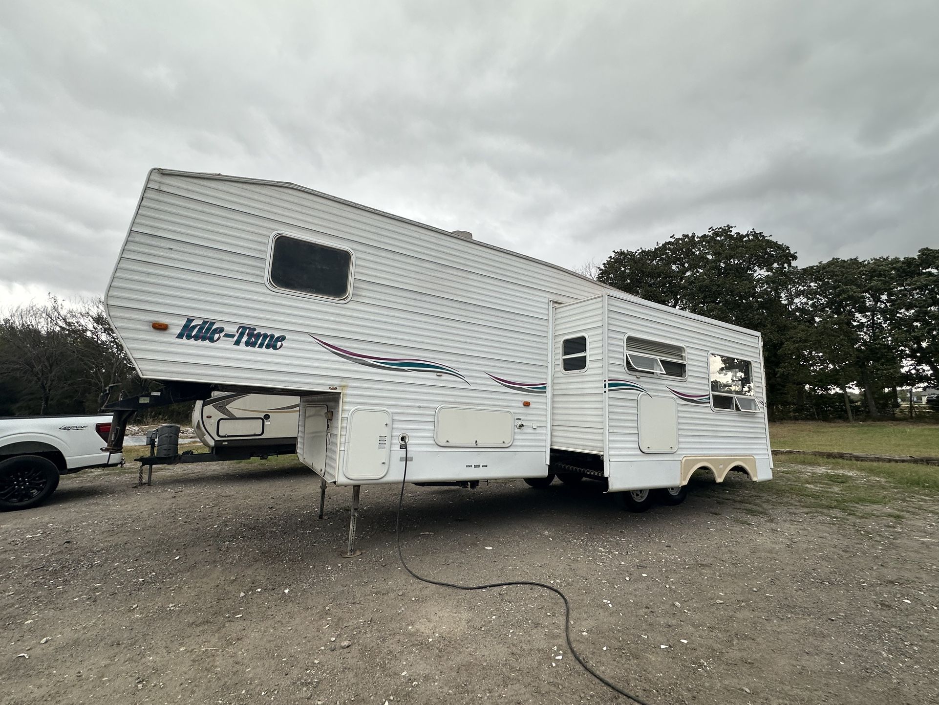 2003 idle time fifth wheel 1 slide out 31ft  Sleep 10