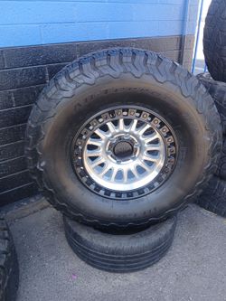 17x8.5 6x139 kmc con yanta 315 70 17  BF Goodroch  usada