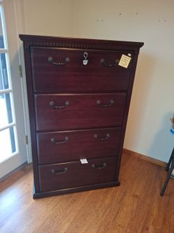 Lateral file with locking drawer