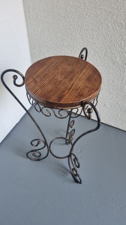 Freestanding Indoor Plant Stand, Wooden Top and Metal Frame