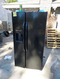 Refrigerator side by side