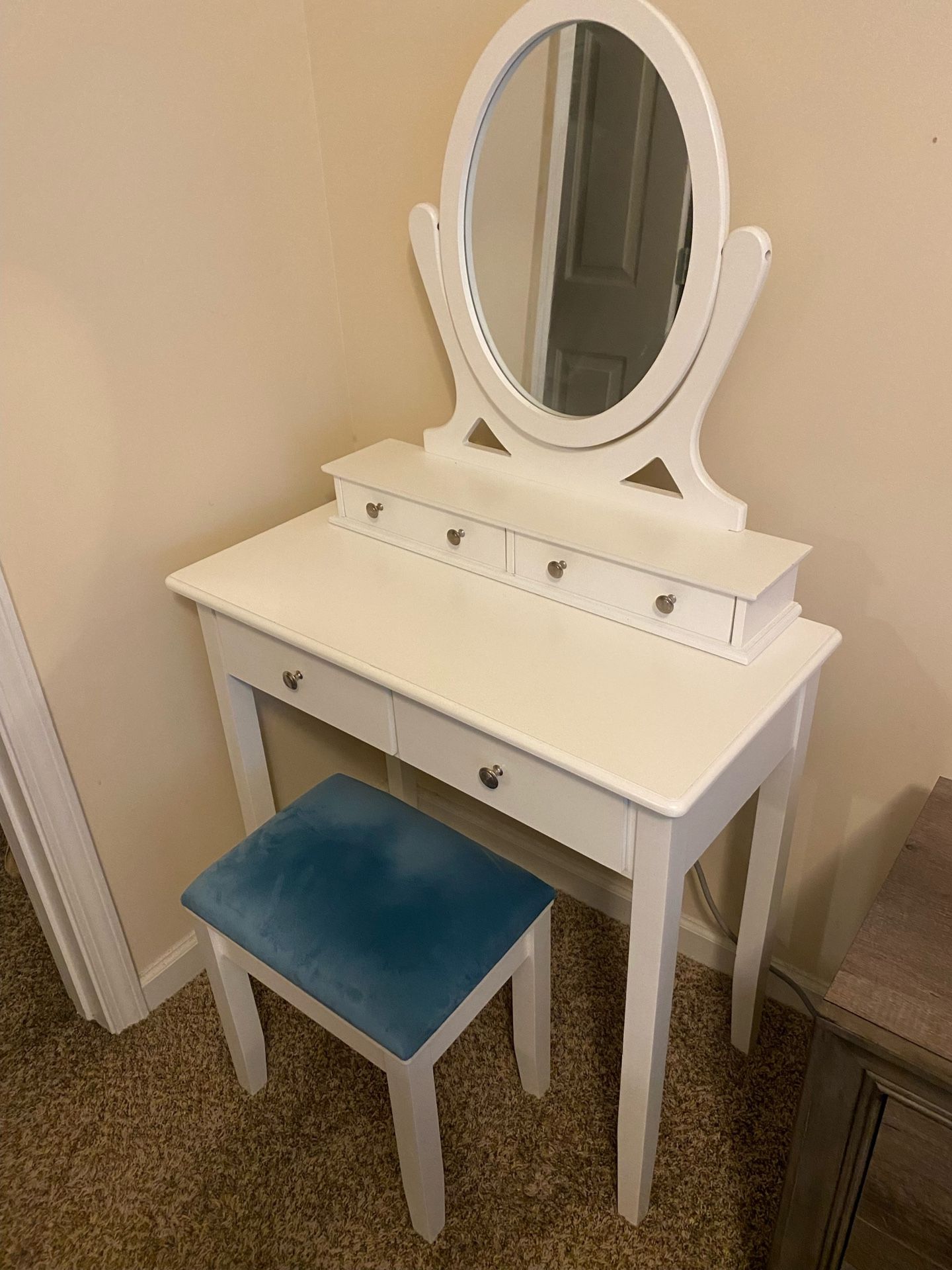 Beautiful Vanity For Sale! Good As New!! 