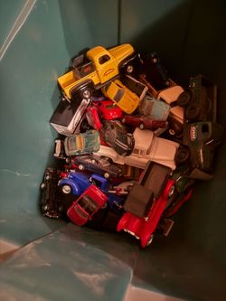 Box of die cast cars mostly 1:35