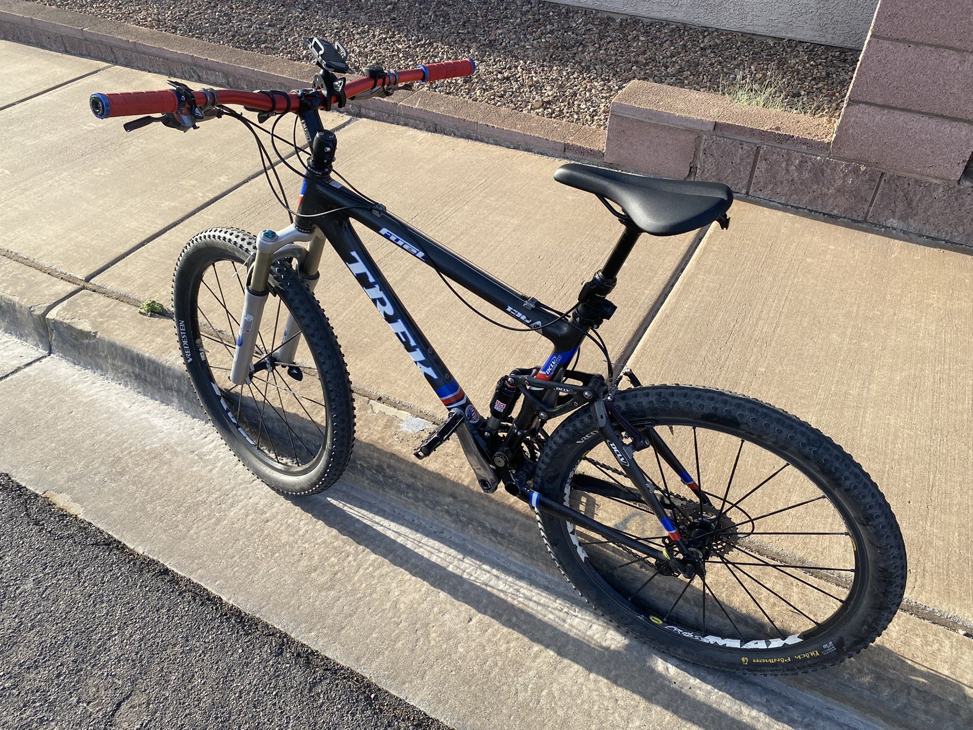 04 Full Carbon And Suspension Mountain Bike (Trek Fuel 100 )