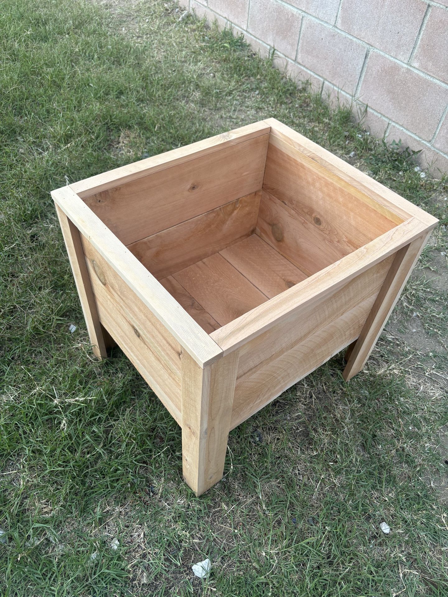 Wood planter box