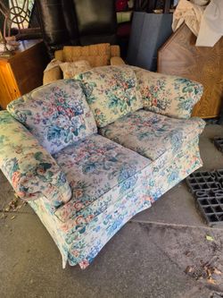 2 Free love seats