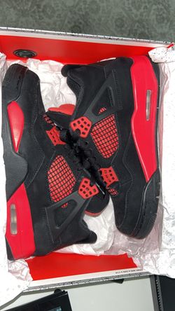 Jordan 4 red thunder size 7 M ,8.5 W