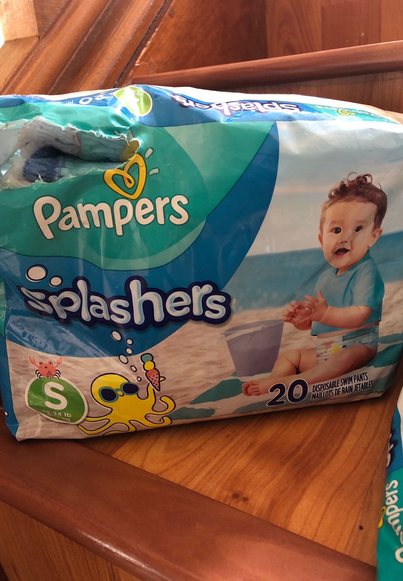 15 diapers pampers splashers swim pants size S