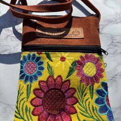🌸 Handmade Embroidered Floral Crossbody Bag – El Salvador Purse + Free Keychain
