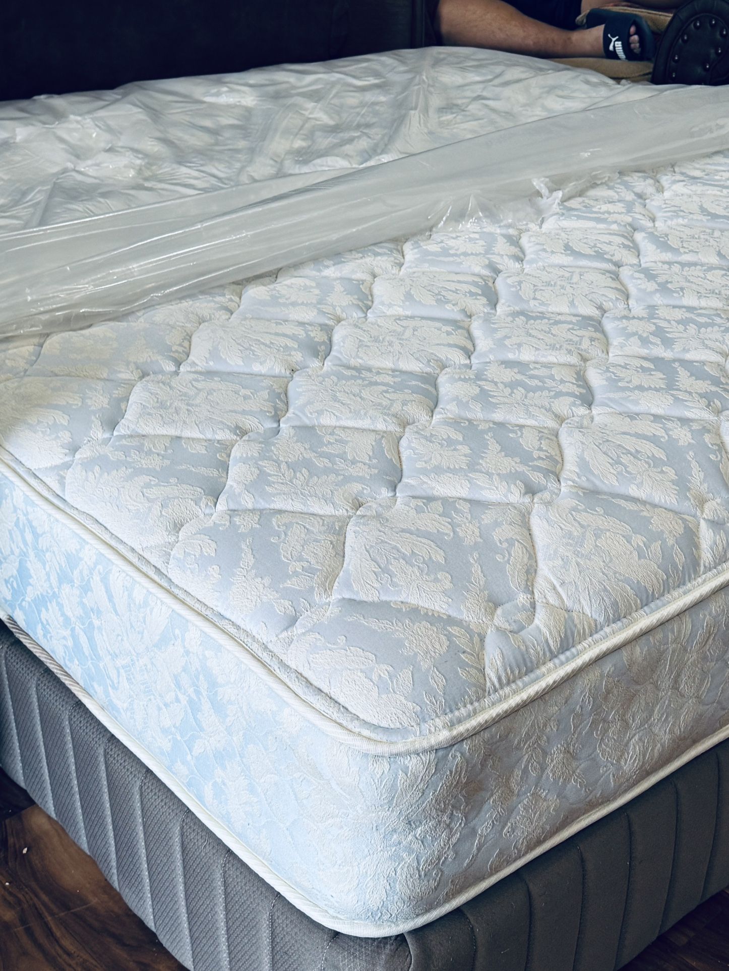 USED KING SIZE SEALY POSTUREPEDIC DOUBLE SIDE TOP MATTRESS WITH BOX SPRINGS DELIVERY 🚚 AVAILABLE