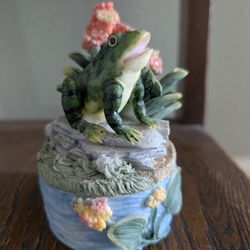 Vintage Resin Statue Figurine
Montefiori Collection
Frog Figurine with Flowers Trinket Box