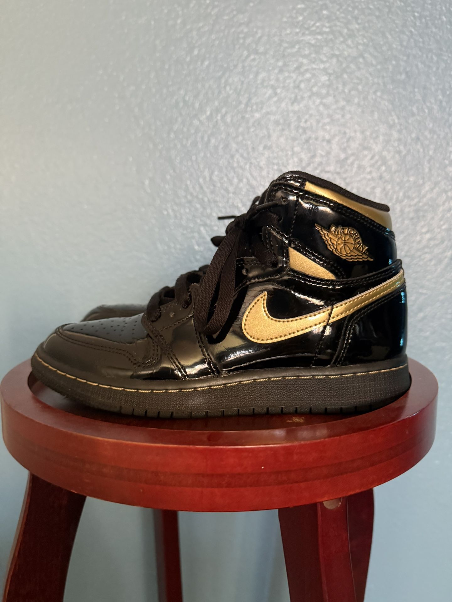 Air Jordan Retro High OG Black Metallic Gold