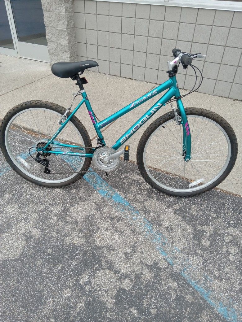 Woman's bike in like new condition 