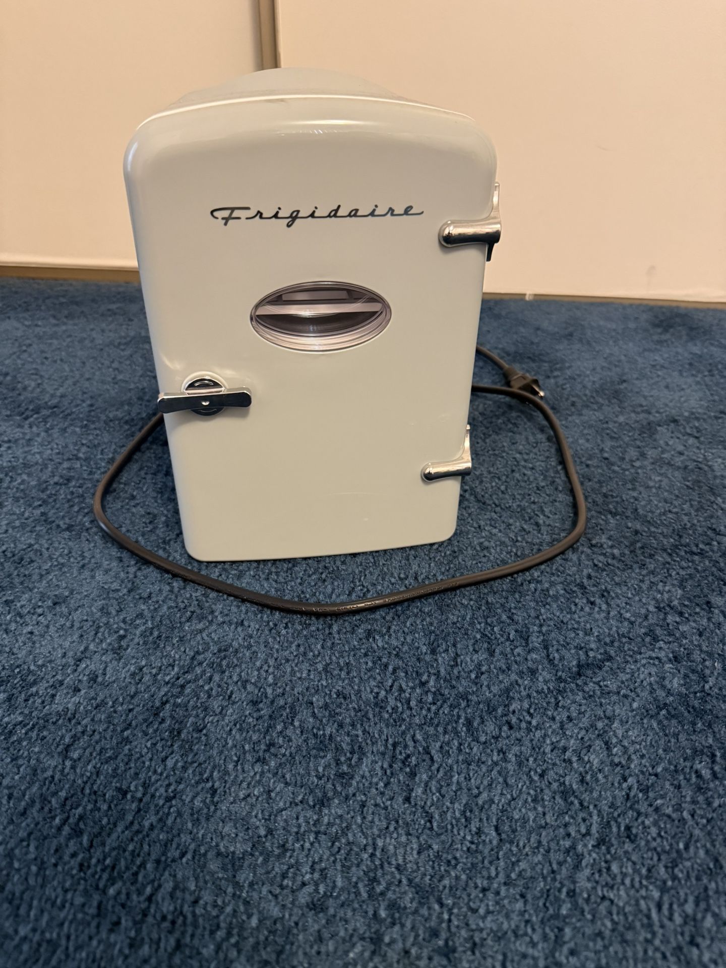 Fridgidaire Compact Retro Fridge