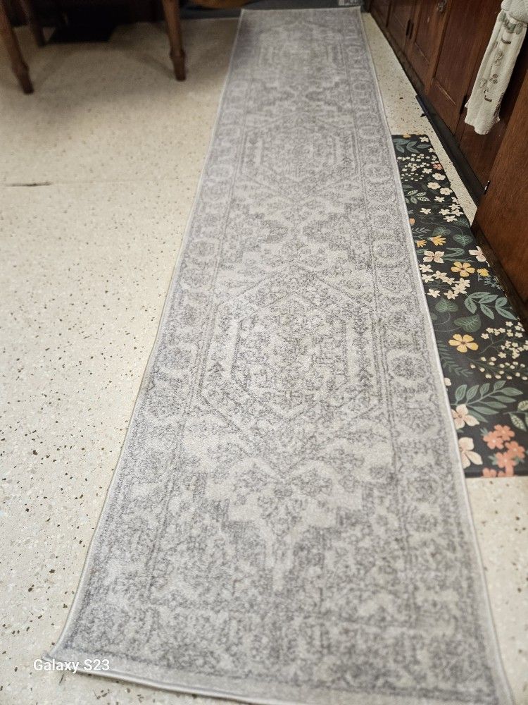 Gray/white Runner 2'6" X 12'