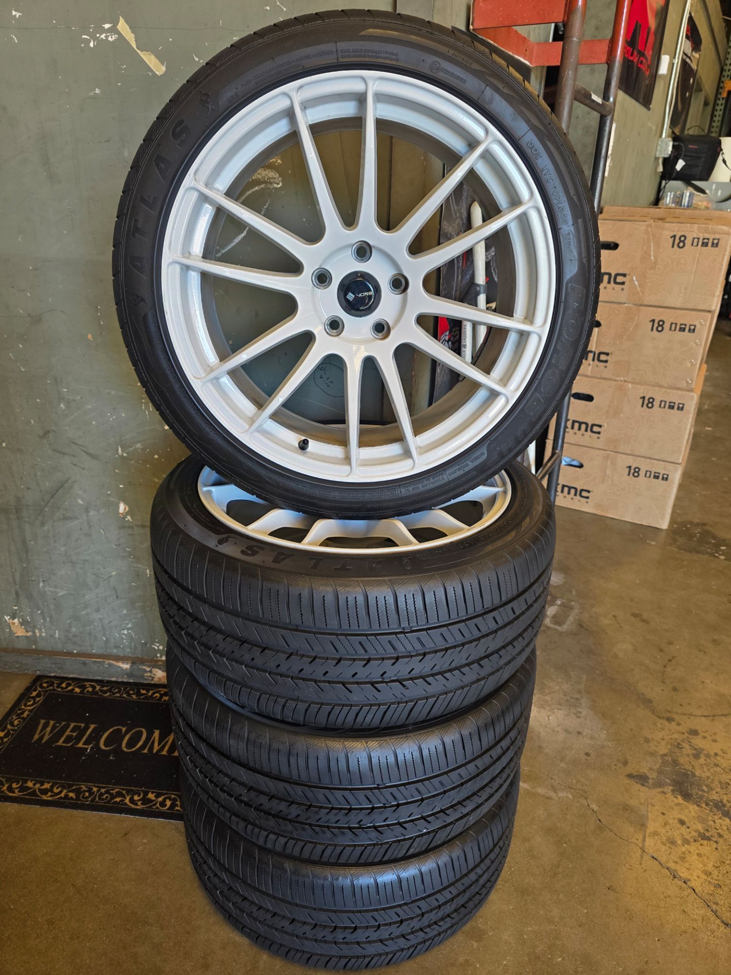 19inch vors tr4 white wheels and 255/40/19 tire for sale 5×114.3