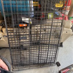 large dog kennel with bottom tray but it is cracked but it’s still usable 