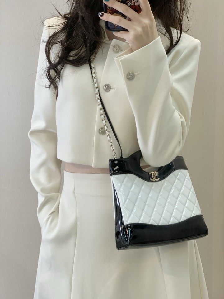 50%discount off CHANEL shoulder bag