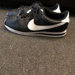 Black nike cortez's 