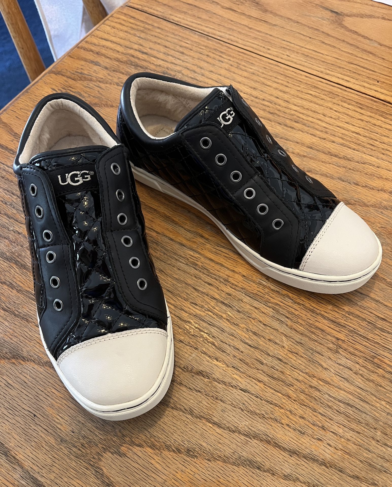 Ugg Black Glossy Leather & White Sneaker Shoes Size 8 In Excellent Condition