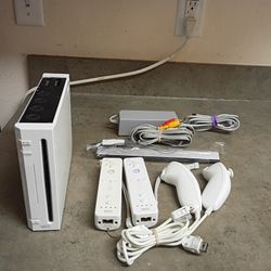 Nintendo Wii Console, Includes: 2 Controllers, 2 Nunchucks,Cables, Tested, Working.