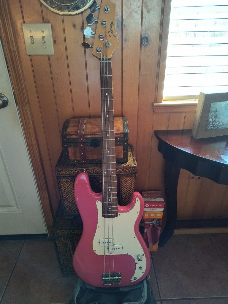 Johnson 3/4 BASS