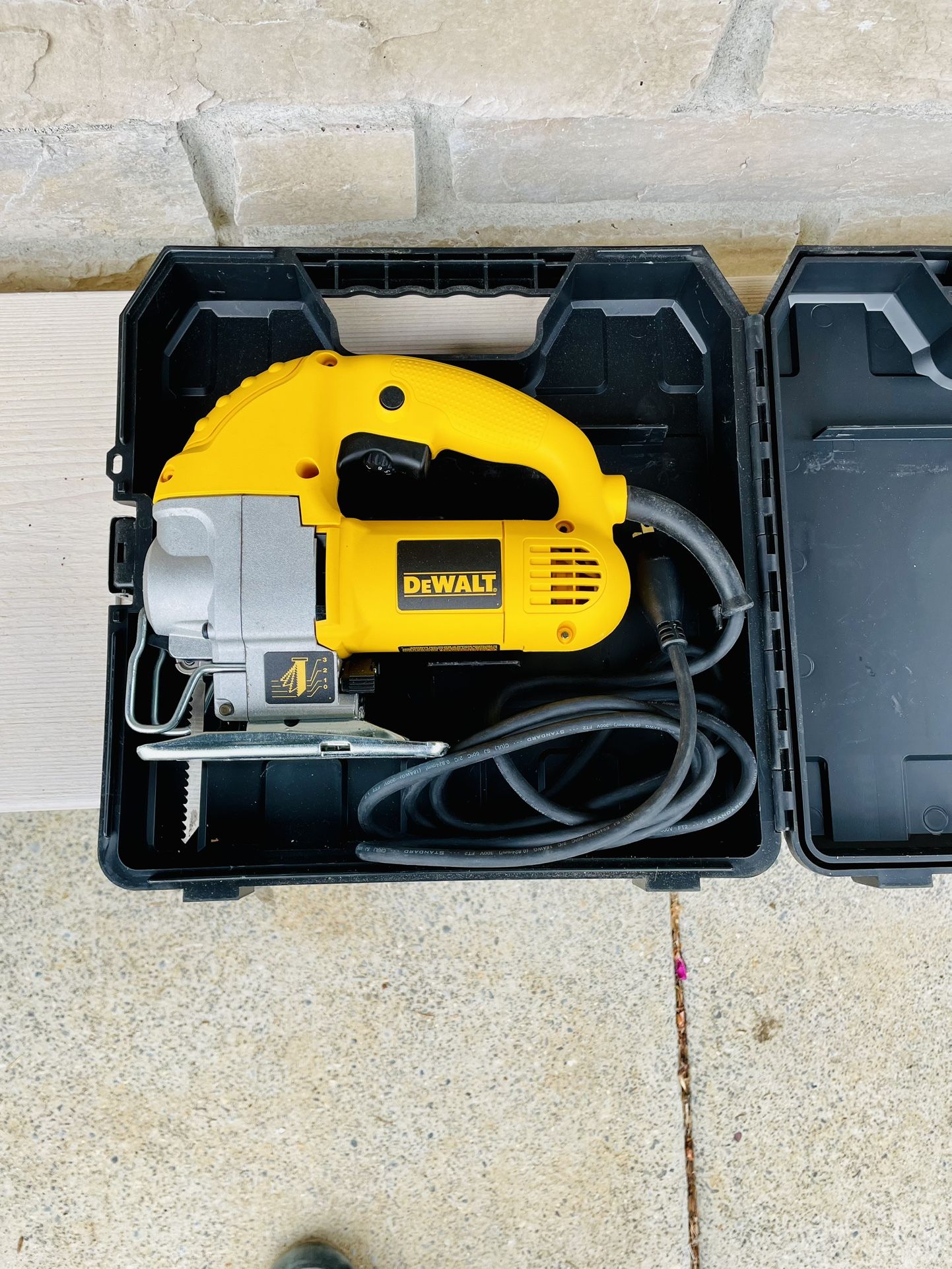 DEWALT 5.5 Amp Corded Variable Speed Jig Saw