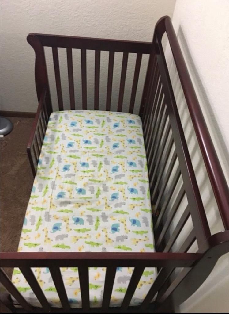 Crib convertible 4 in 1