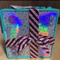 LOL Surprise Deluxe Present Surprise with Limited Edition Doll and Pet NEW