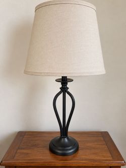 Elegant Table Lamps – Set of 2 🖤
Beautiful table lamps featuring a classic beige linen shade and elegant black decorative base. Perfect for a bedroom