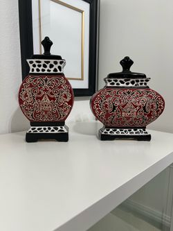 Set-2 Porcelain Decorative urns are traditional style furnishing items.