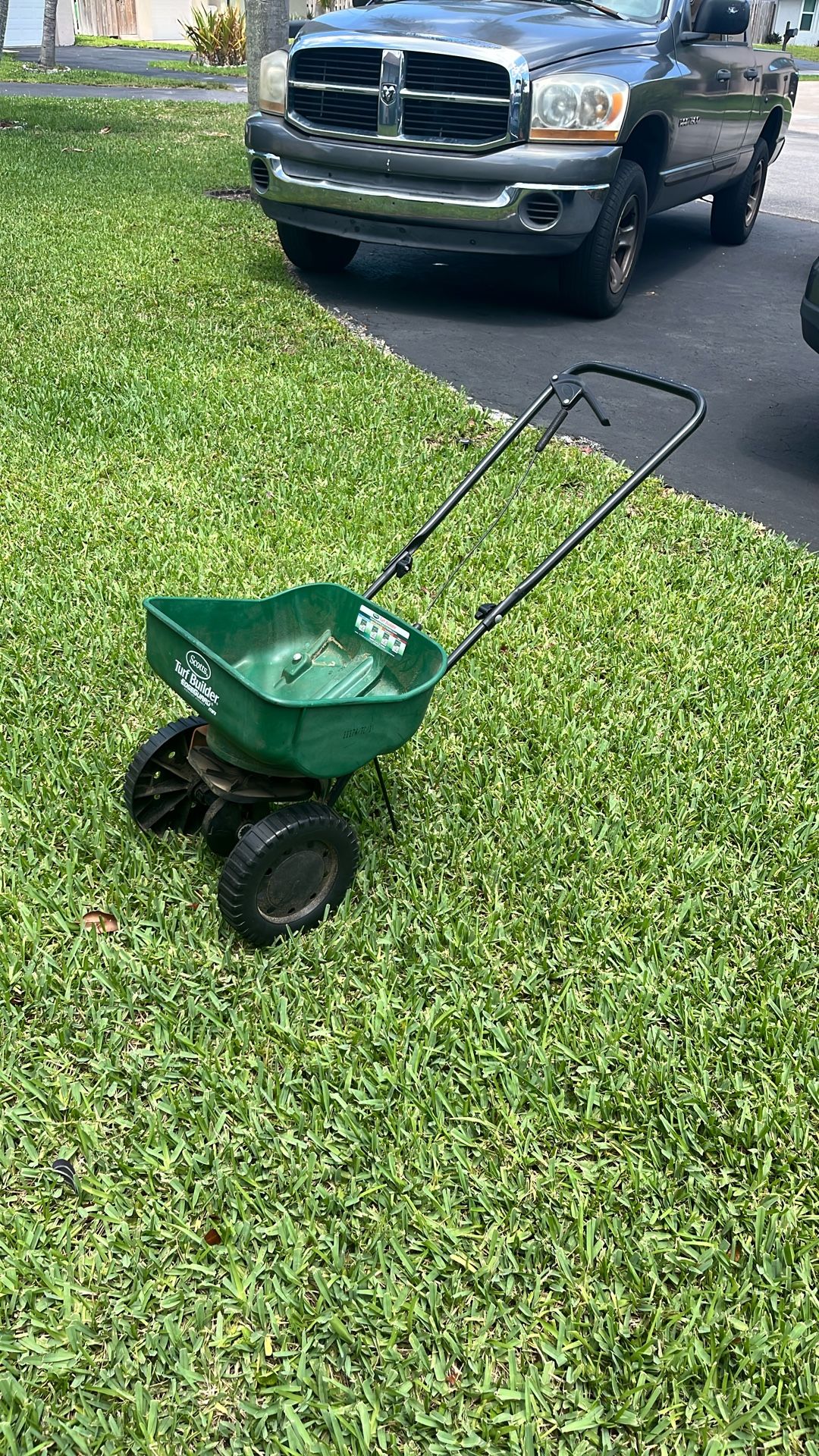Scott’s Turf Builder Fertilizer Spreader