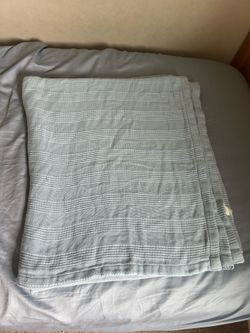 Nestwell NWOT King knitted cotton waffle blanket