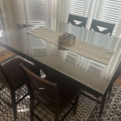 Kitchen Table With 6 Chairs Like New 