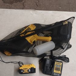 DEWALT PRESSURE WASHER GUN 20V LITHIUM WITH BATTERY AND CHARGER 