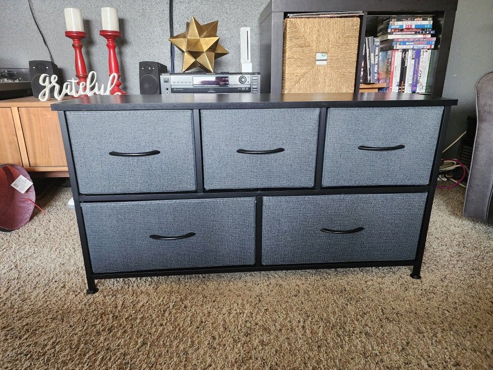 Small New dresser in Grey and black. Organizer or TV stand, craft room, sewing room
5 Drawers