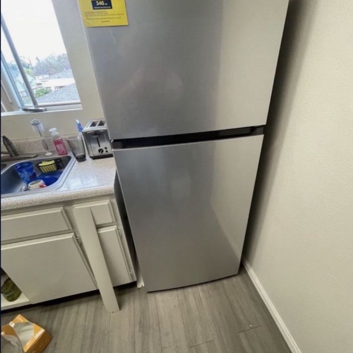 Avanti Frost-Free Refrigerator