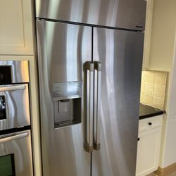 dacor Refrigerator Like New, High End 42” Side by Side