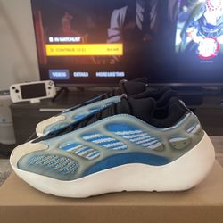 Adidas Yeezy 700v3 Size 10.5