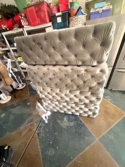 Grey tufted velvet bench