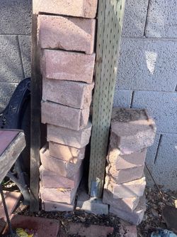 Concrete retaining wall blocks