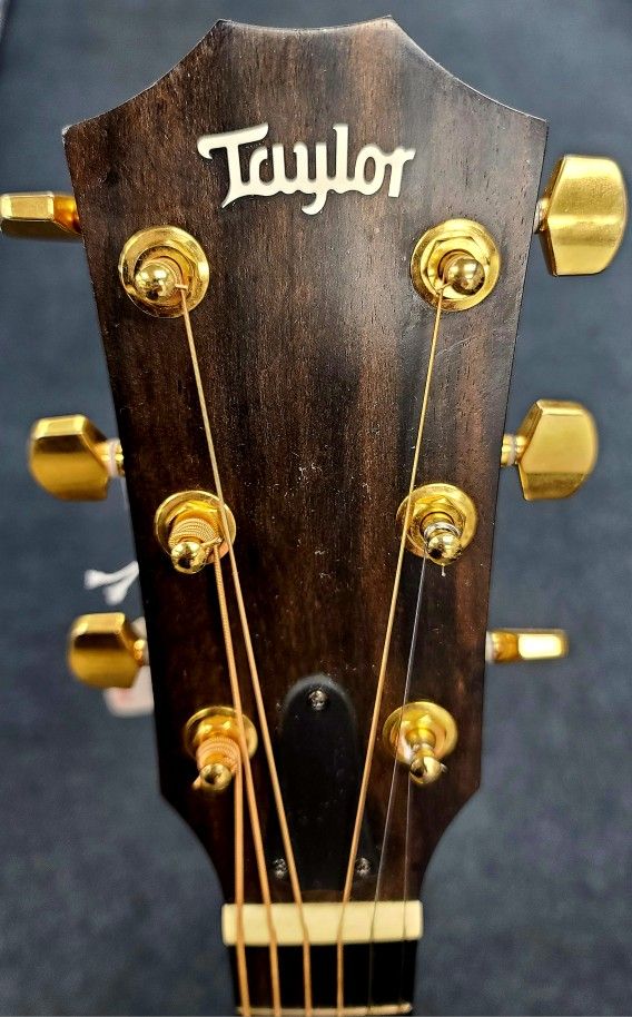 Acoustic Guitar TAYLOR