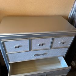 4 piece Elegant Bedroom Set