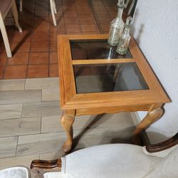  End table , Fine  wood and glass ...