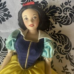 SNOW WHITE LIMITED EDITION CERAMIC DOLL WALT DISNEY FASHION DOLL NO BOX