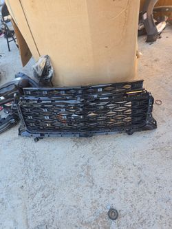 2024 2025 Chevrolet Traverse Grill Used Oem (contact info removed)91