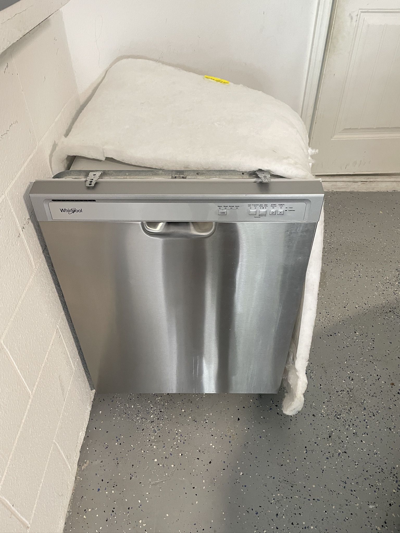 Whirlpool Dishwasher – For Sale (Needs Minor Repair)